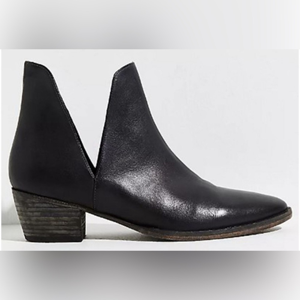 Free People Women’s Charm Double V Ankle Booties NWOT Size 37 & 38.5